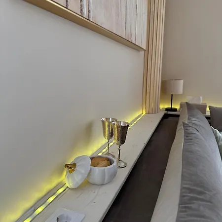 Amaraa Pikk - Feels Better Than Lejlighed