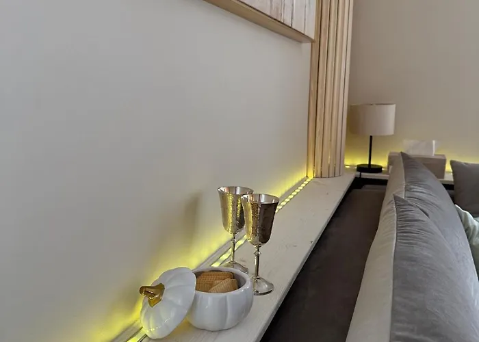 Amaraa Pikk - Feels Better Than Apartament