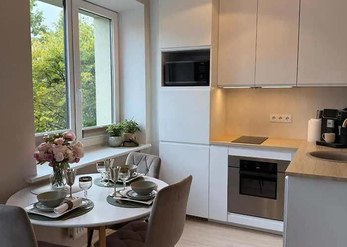 Amaraa Pikk - Feels Better Than Apartament *